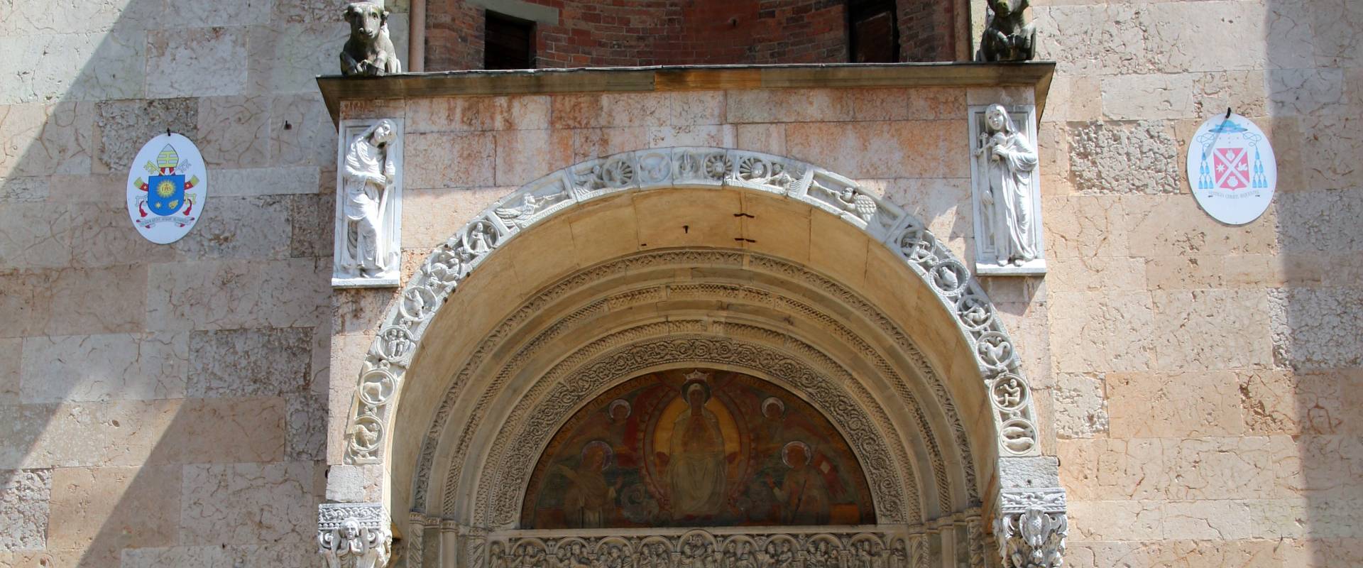 Duomo (Piacenza), portale centrale, protiro 06 foto di Mongolo1984